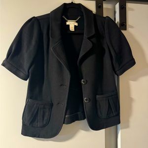 Short sleeve sweater blazer.